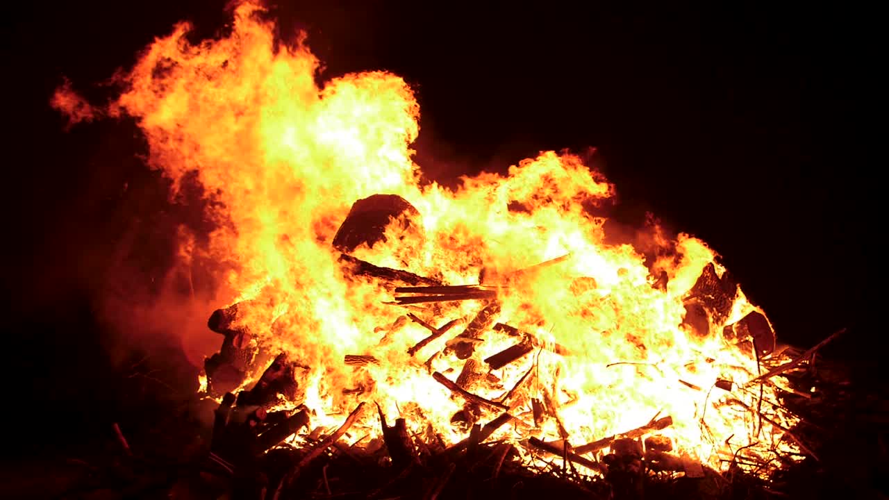 Very large Bon Fire in Slo Motion
