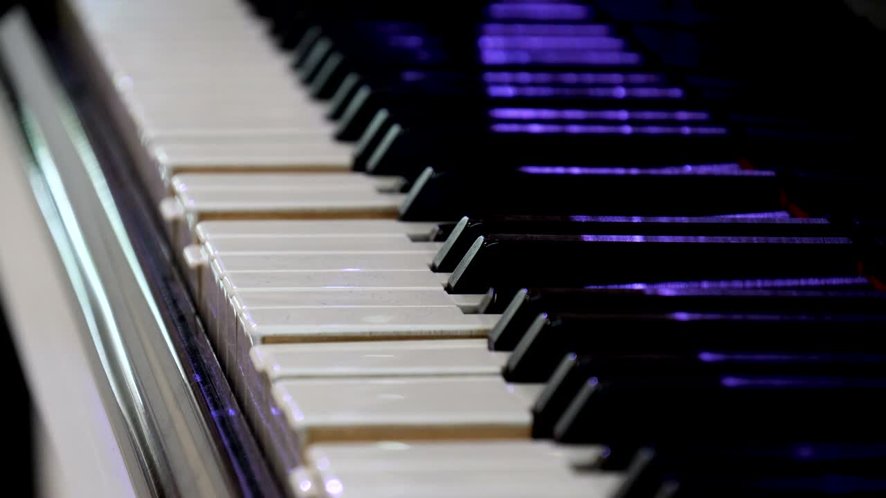 피아노 키가 멜로디를 연주합니다.