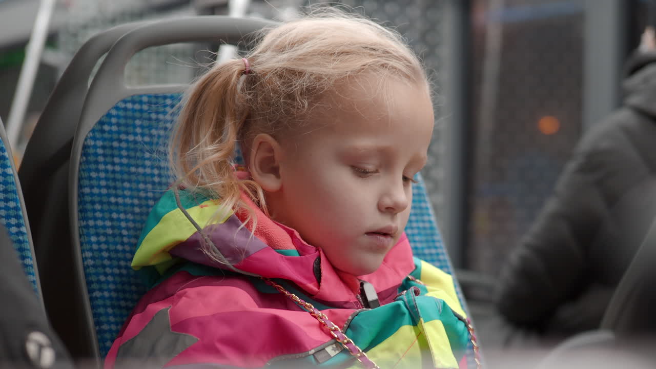 маленький ребенок - пассажир автобуса.