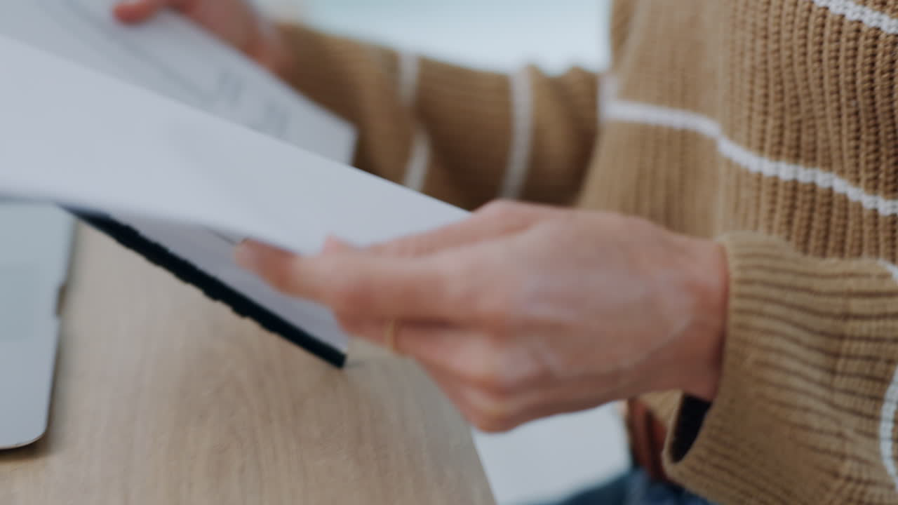 manos, escribiendo y leyendo notas en el escritorio