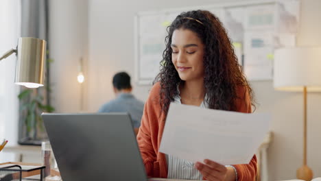documentos, negocios y mujer con una computadora portátil