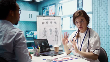 profesional de la salud compartiendo su experiencia médica con el paciente en un gabinete