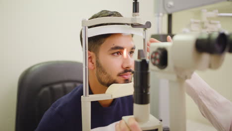 optometrista que detecta el glaucoma