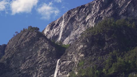una cascada en el fiordo naerpy
