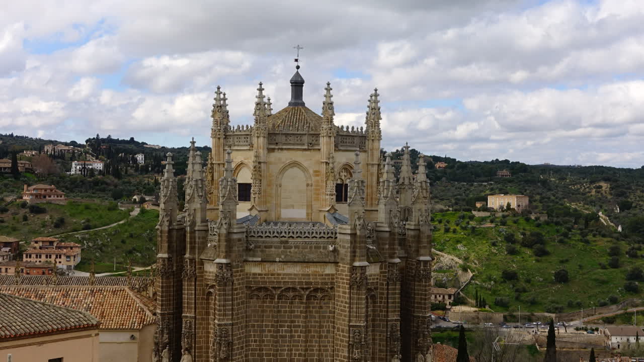 San Juan de los Reyesin luostari Toledossa, Espanjassa. Timelapse. Katolinen fransiskaaniluostari Toledossa, Espanjassa, jonka katoliset kuninkaat Isabella I ja Ferdinand II perustivat 1400-luvun lopulla.
