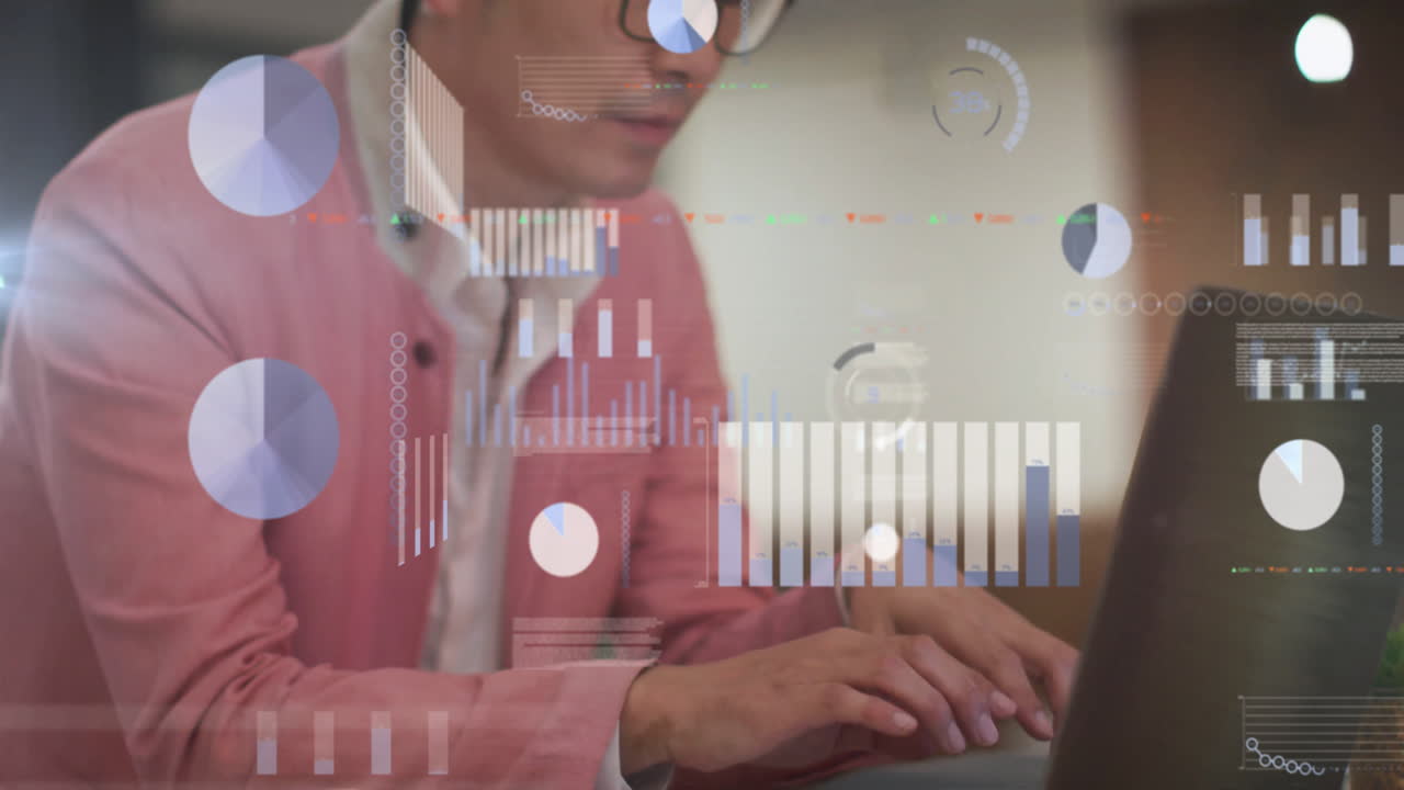 animación de procesamiento de datos sobre empresario asiático usando computadora portátil en la oficina