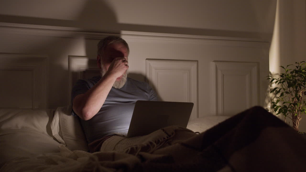 viejo cansado en la cama