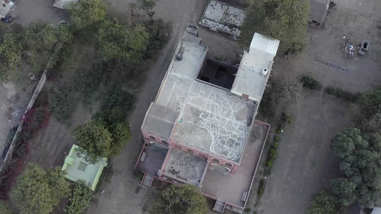 인도, 구자라트, 바루치, 커와다 마을의 지붕에 균열이 있는 고대 건물