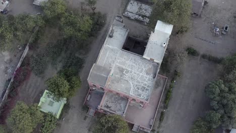 un edificio antiguo con grietas en el techo en el pueblo kerwada, bharuch, gujarat, india