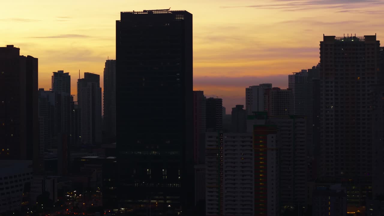 La luz del amanecer sobre los rascacielos de Makati refleja el equilibrio en un mundo moderno multipolar