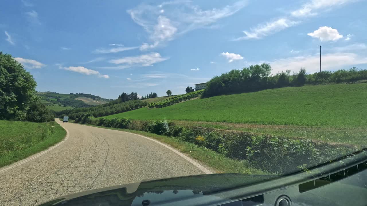 이탈리아 쿠네오의 포도과 언덕을 가로질러 운전