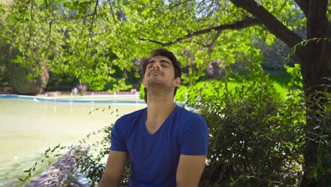joven discapacitado en silla de ruedas en un parque natural.