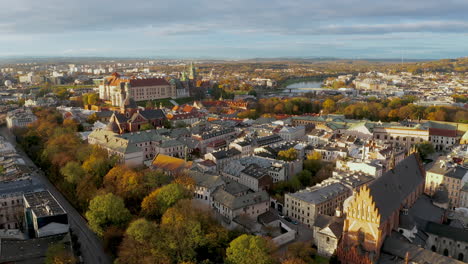 Panorama-Del-Casco-Antiguo-Suavemente-Iluminado-Y-El-Castillo-De-Wawel-En-La-Colorida-Mañana-De-Otoño-Durante-El-Tiempo-Nublado,-Cracovia,-Polonia