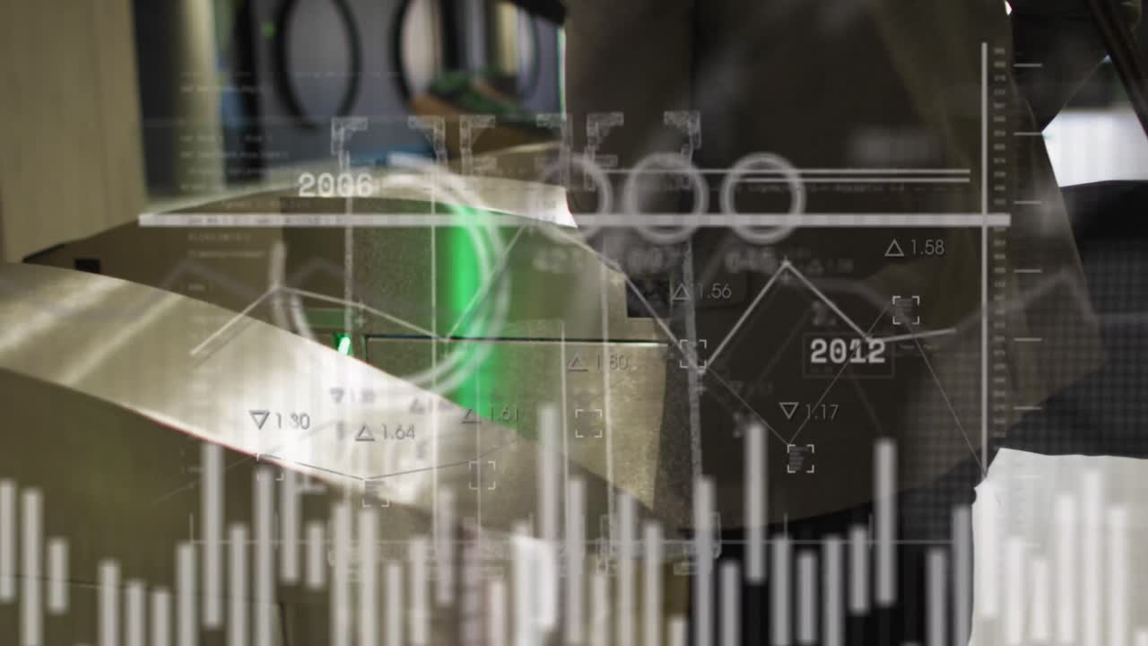 animación de procesamiento de datos y estadísticas sobre empresario caucásico que utiliza teléfono inteligente