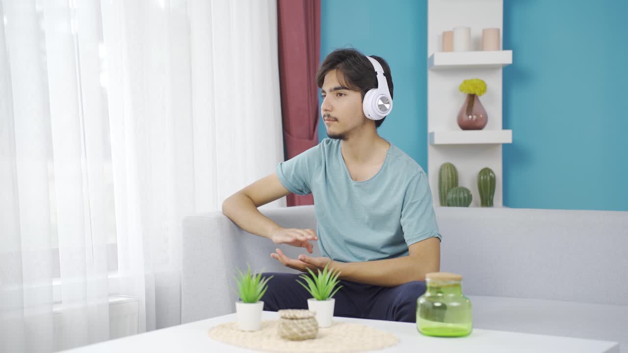 우울한 남자. 남자는 창문 밖을 바라보고 있다.