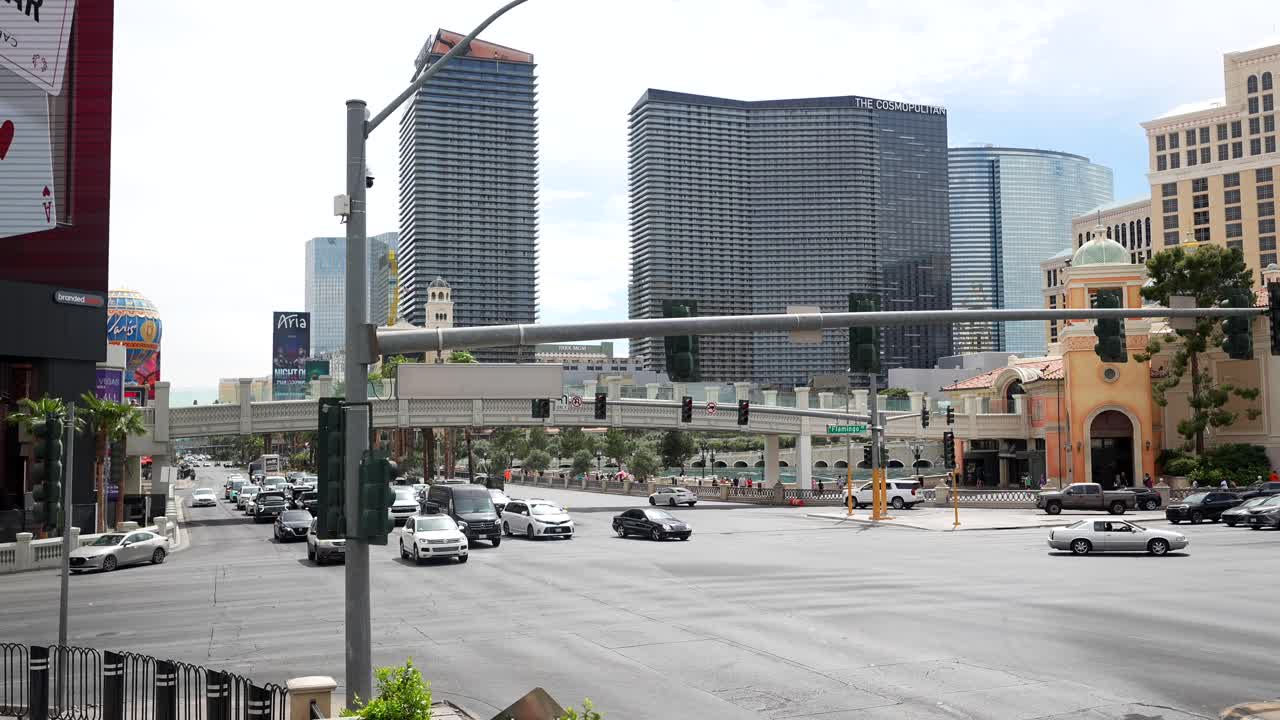 Incrocio trafficato sulla Strip di Las Vegas con traffico e pedoni