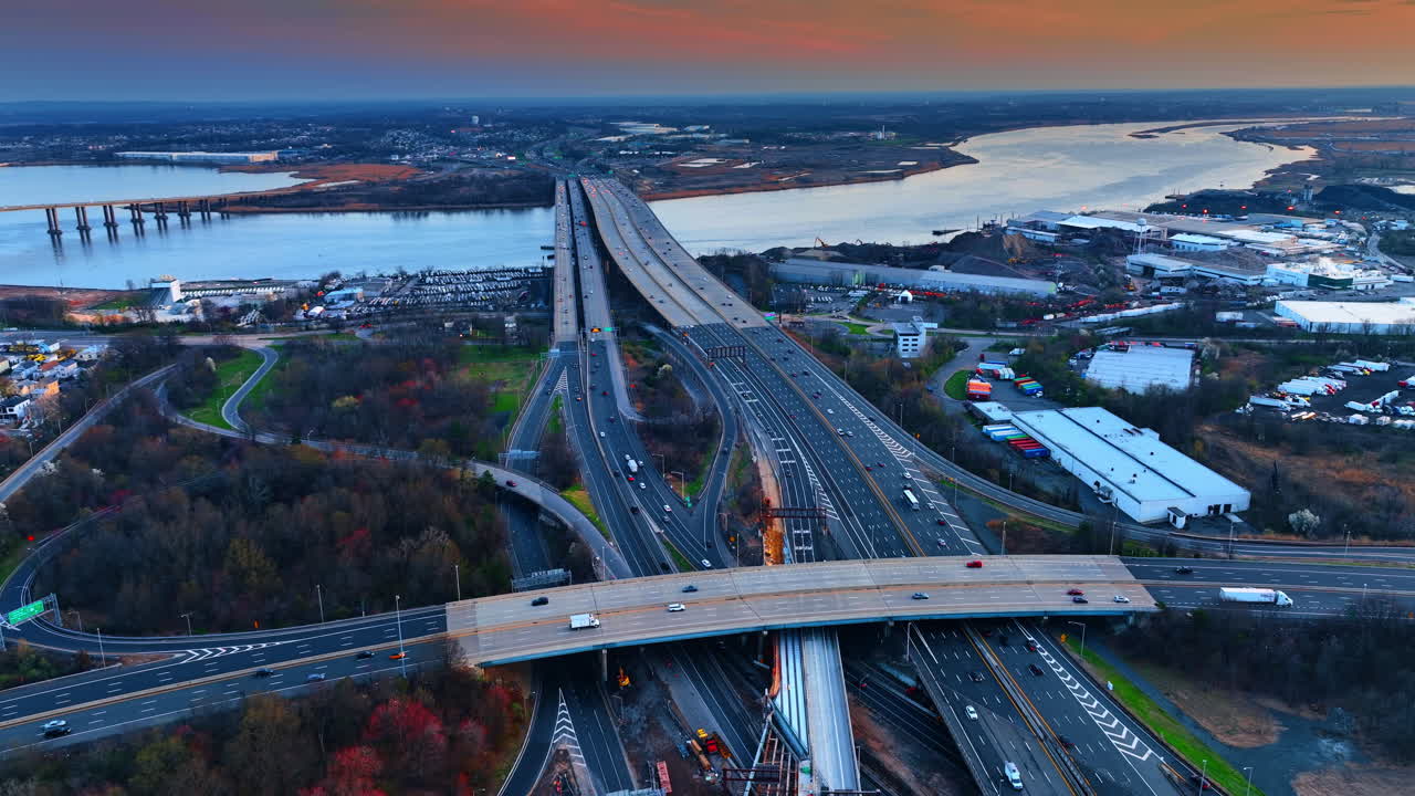 New York, AS, 5 Oktober 2025: Pemandangan udara jembatan melintasi sungai dan sistem persimpangan jalan raya. Pemandangan lanskap luas infrastruktur jalan raya pesisir dengan jembatan di atas air dan ramp jalan yang kompleks.