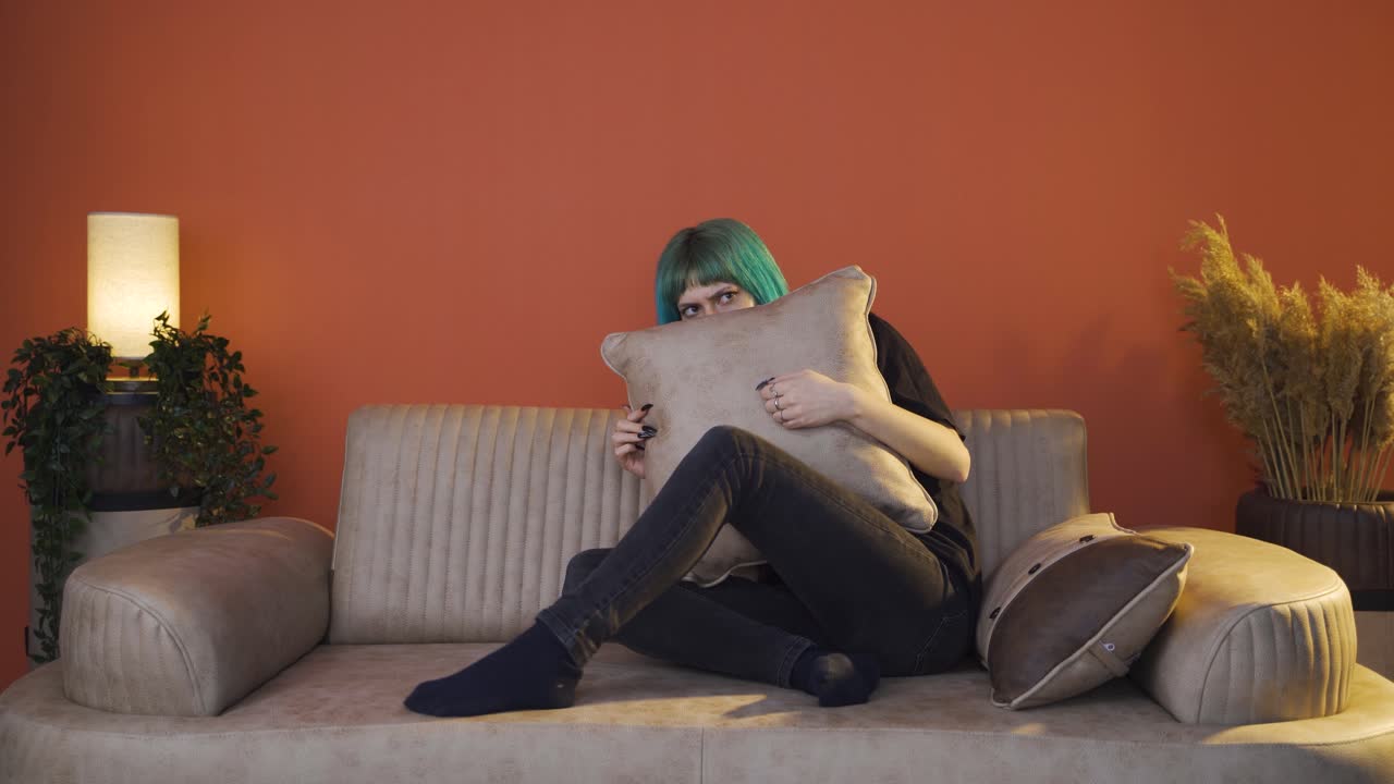 정신병을  ⁇ 고 있는 젊은 여성이 두려워합니다.