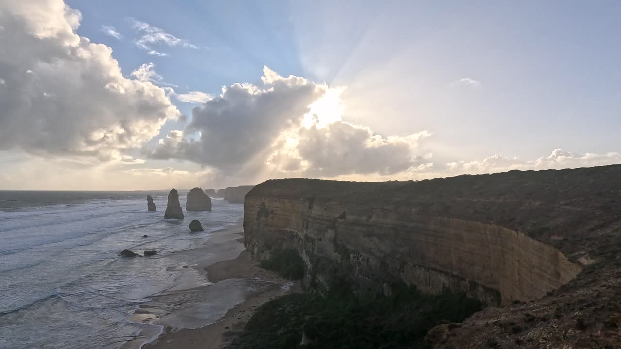 vista del atardecer de los acantilados y las olas del océano