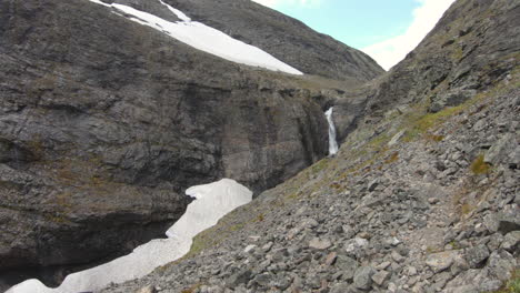 Static-shot-of-the-famous-waterfall,-Silverfallet,-near-Kebnekaise,-Sweden