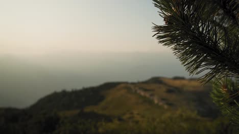 Hermosa-Vista-Desde-El-Monte-Altissimo-Di-Nago-En-Italia---Alejando-La-Toma-Del-Carro