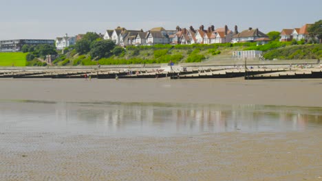 Gradas-Y-Marea-Plana-En-La-Playa-De-Dovercourt-En-Harwich,-Essex,-Inglaterra