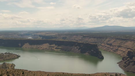 Hermosa-Vista-Aérea-Del-Parque-Estatal-Cove-Palisades-Durante-Un-Día-De-Verano-Nublado-Y-Soleado