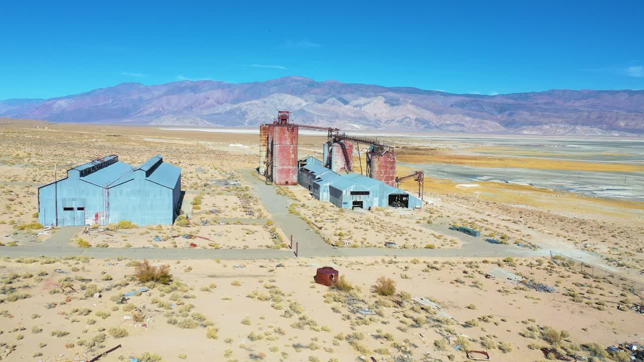 antena sobre una planta de fábrica de vidrio abandonada a lo largo de la autopista 395 en owens lake owens valley california