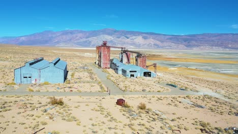 Antena-Sobre-Una-Fábrica-De-Vidrio-Abandonada-A-Lo-Largo-De-La-Autopista-395-En-Owens-Lake-Owens-Valley,-California