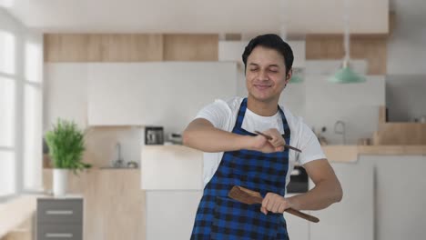 cocinero indio feliz bailando y disfrutando