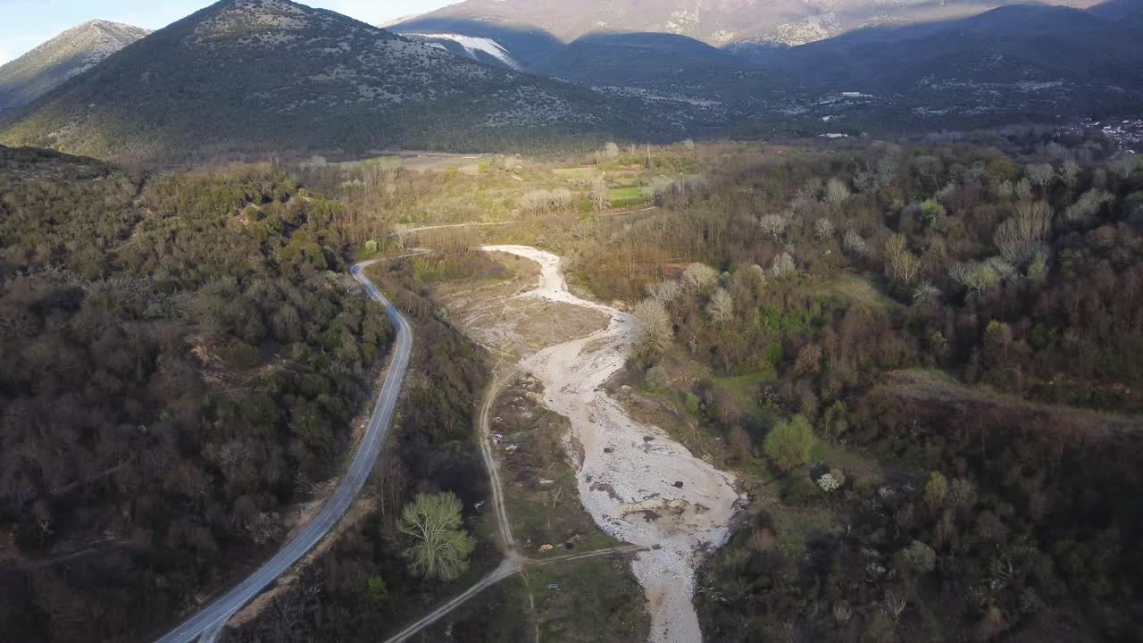 vista aérea del valle con un río seco que atraviesa