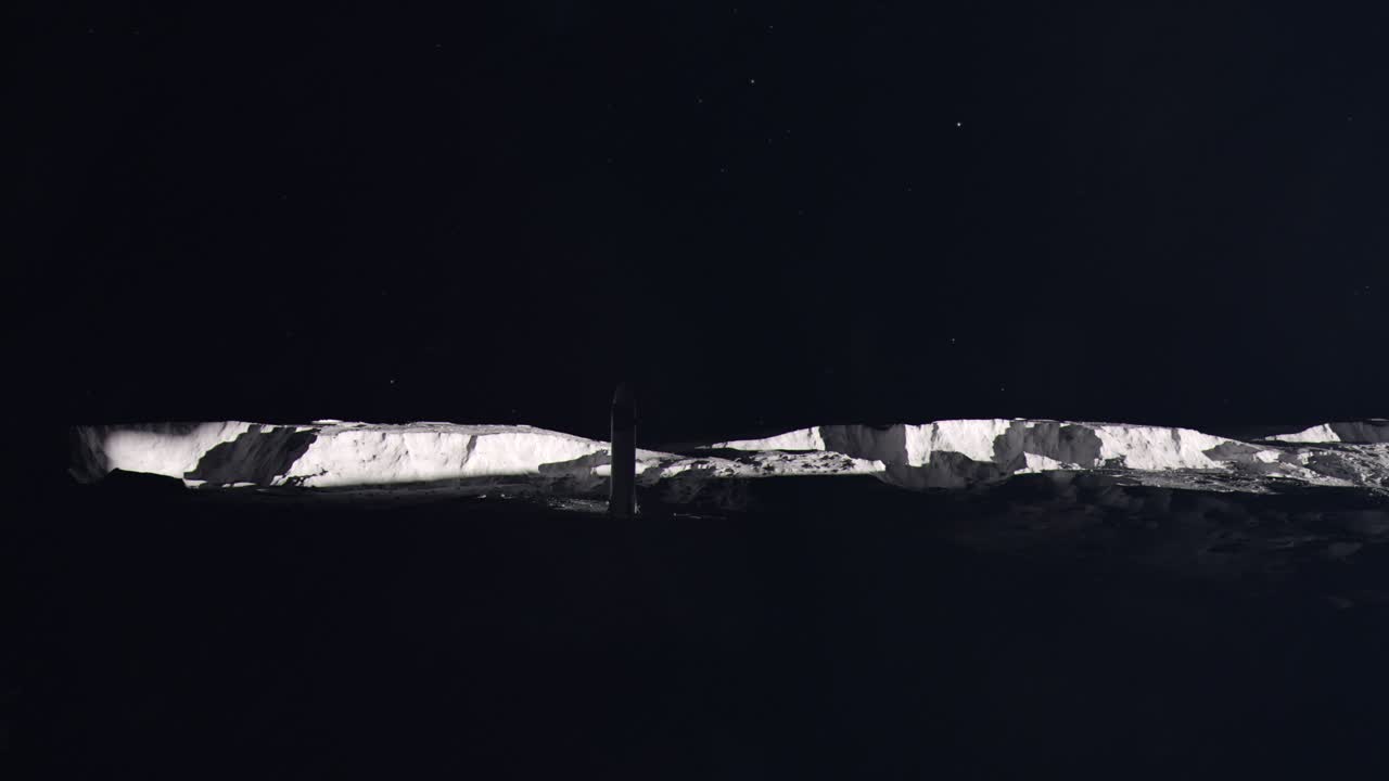 달 표면에서 뜨는 태양은 우주 로켓을 드러니다.