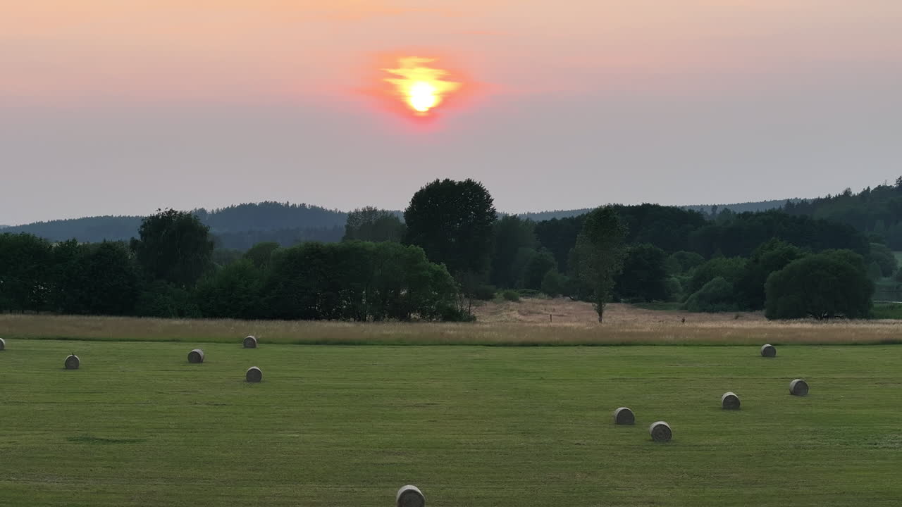 시골 풍경 에서  어리 위 에 해가 지는 것
