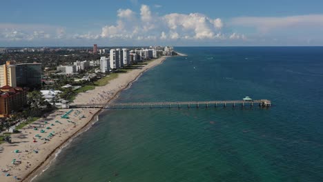 antena dirigiéndose hacia un muelle en el océano