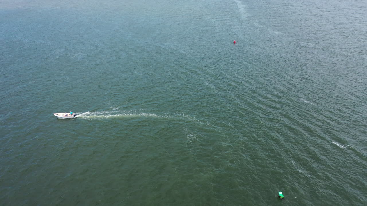 화창한 날 존스 인렛의 공중 드론 보기