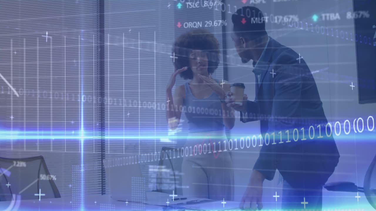 Animazione di dati finanziari e grafici sovrapposta a diversi colleghi in ufficio
