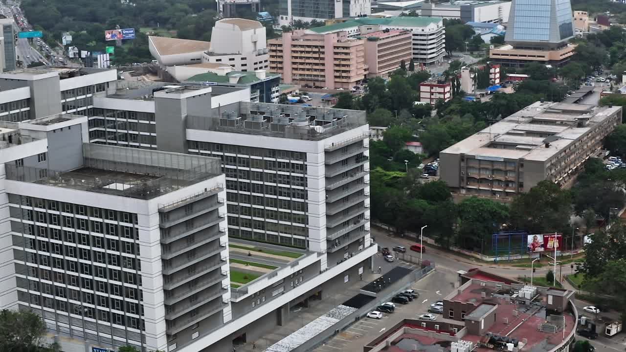 Vista del paisaje urbano de Accra con edificios y calles concurridas en Ghana