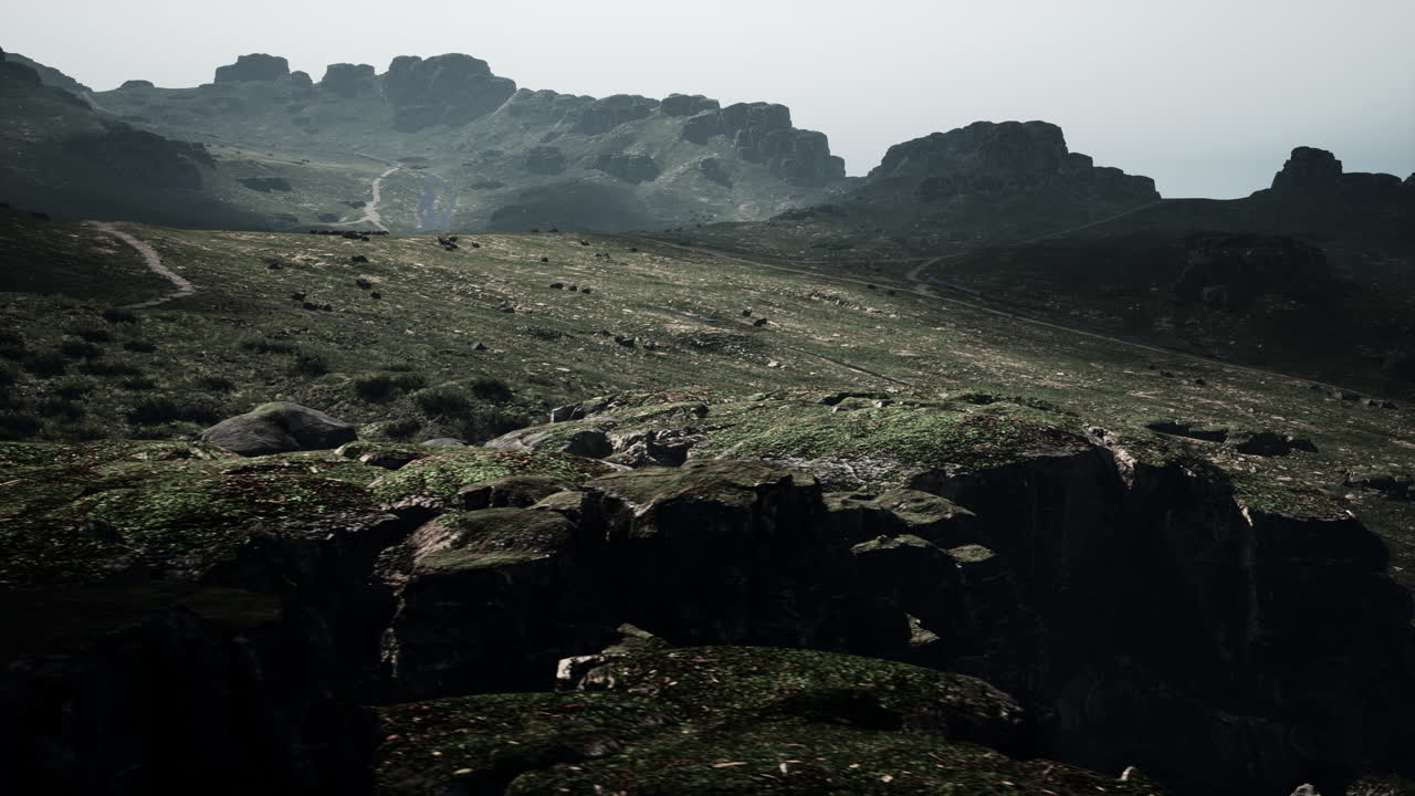 안개 가 가득 한 산맥 의 공중 사진