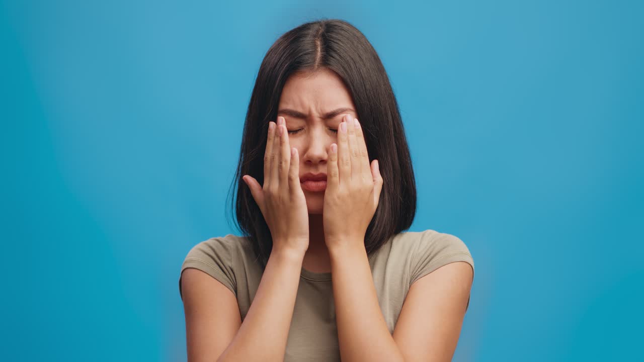 고통을 느끼는 여성