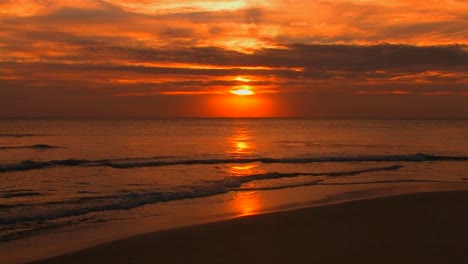 Strandwellen-Brechen-Langsam-Während-Des-Sonnenuntergangs