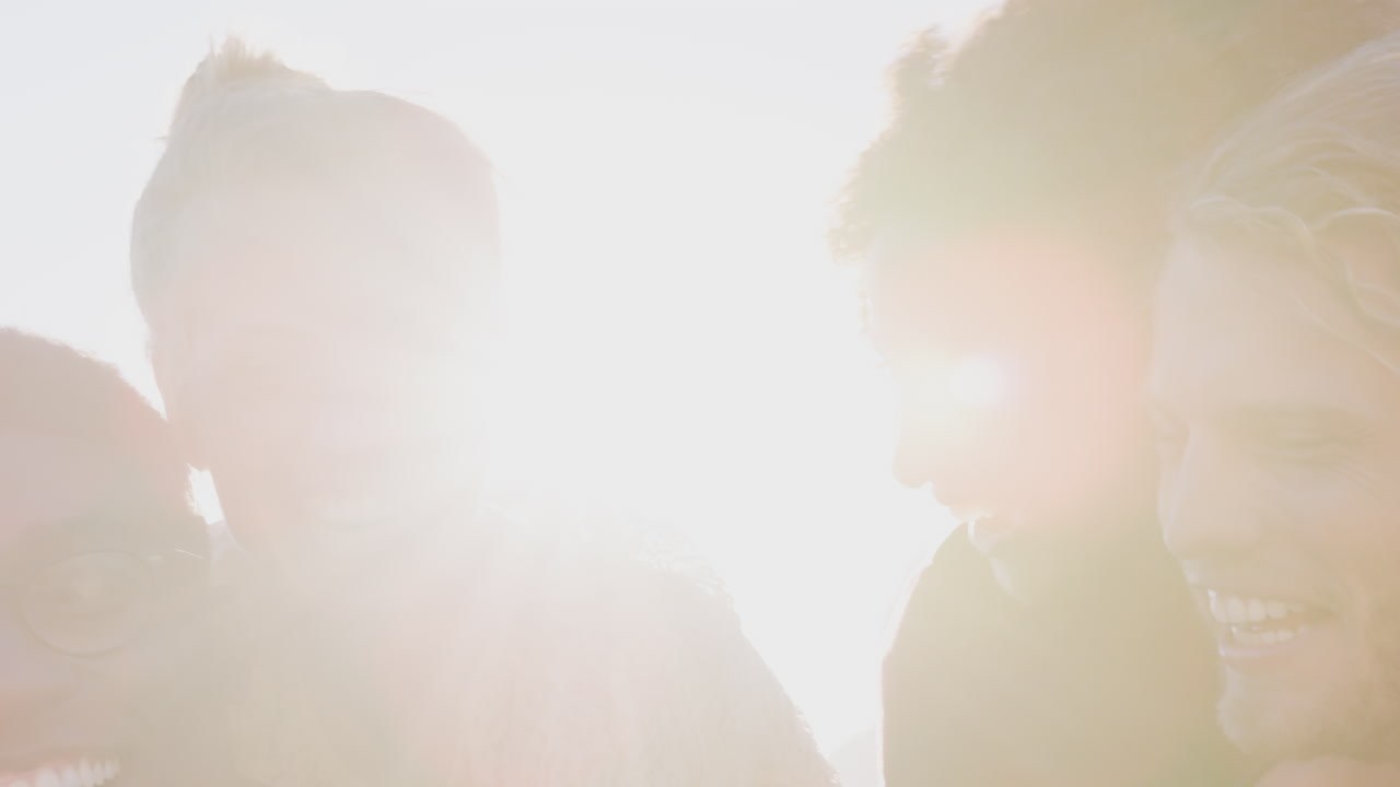 뜨거운 태양 을 향해 웃는 친구 들 의 집단 으로서 여자 들 을 기어 들고 있는 남자 들 의 초상화