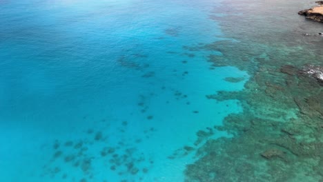 Vista-Aérea-De-La-Costa-Y-El-Arrecife-En-Oahu