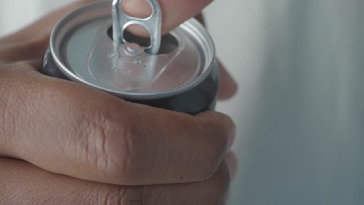 abriendo una lata de refresco