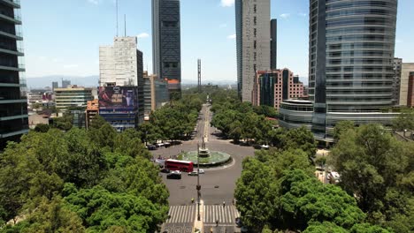 Vista-Aérea-Del-Paseo-De-La-Reforma-En-La-Ciudad-De-México-Durante-Un-Domingo