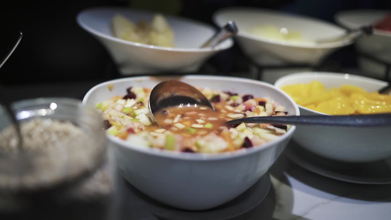 맛있는 느린 클로즈업 호텔 아침 식사에서 다른 여러 음식 그과 함께 음식 그의 상세한