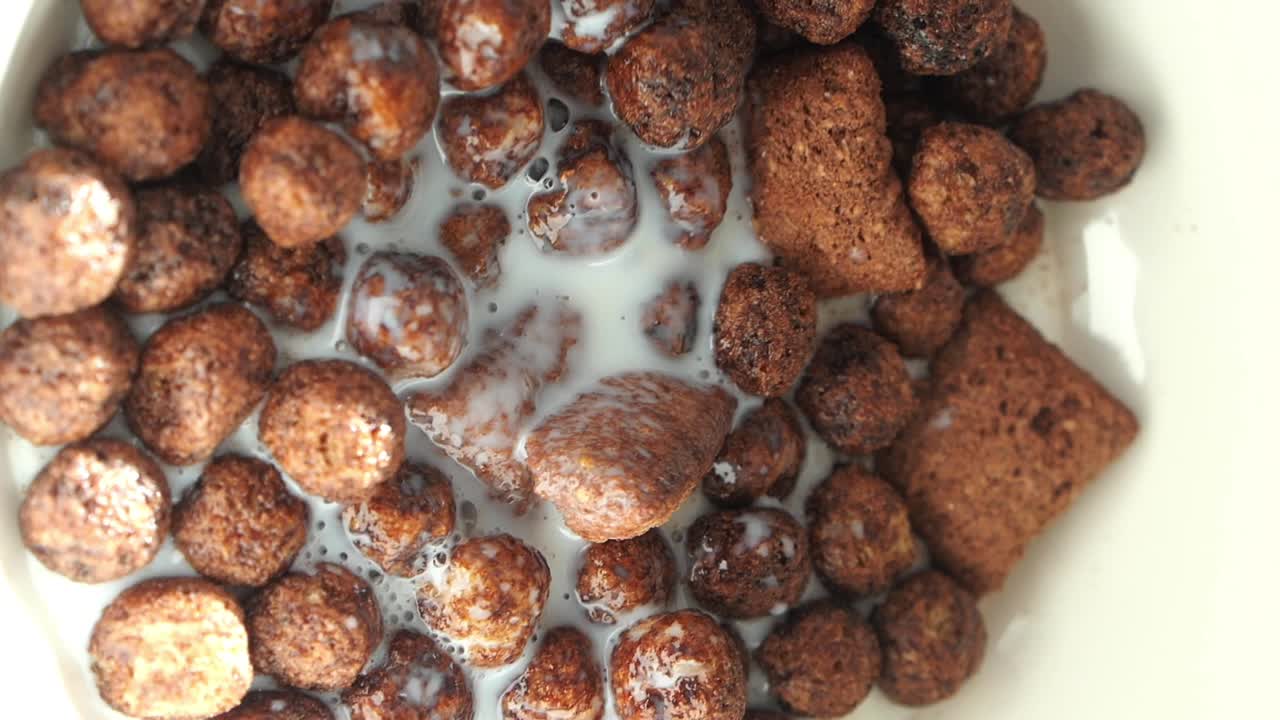 초콜릿 시리얼 위에 우유를 부는 것