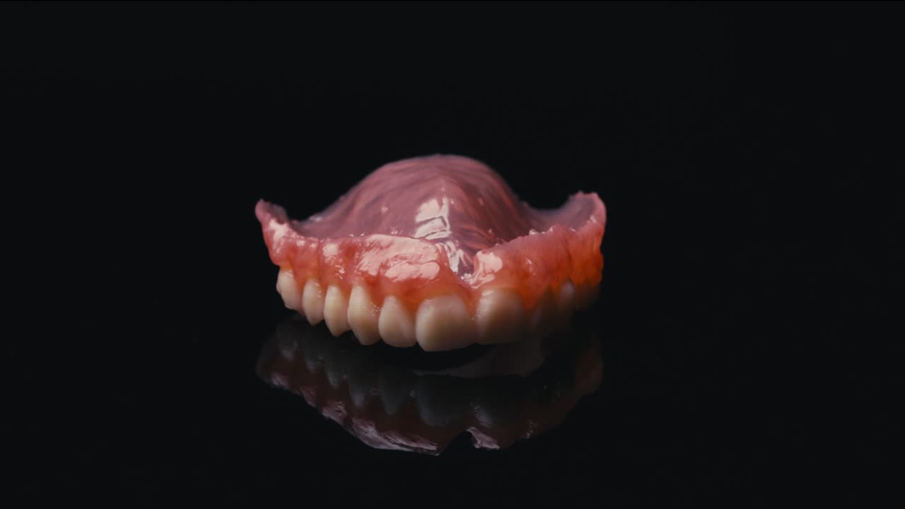 modelo 3d de dientes que giran sobre un fondo negro, odontología