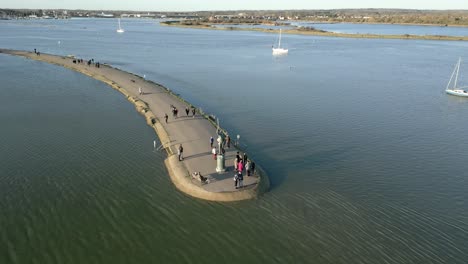 estatua de byrhtnoth erigida al final del paseo marítimo de maldon con turistas que visitan en essex, reino unido