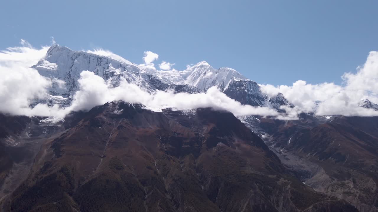vista panorámica del pico annapurna cubierto de nieve con cielo azul claro nepal