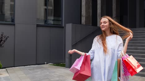 Chica-Caminando-Desde-El-Centro-Comercial-Con-Bolsas-De-Compras.-Concepto-De-Descuentos-De-Venta,-Precios-Bajos-El-Viernes-Negro